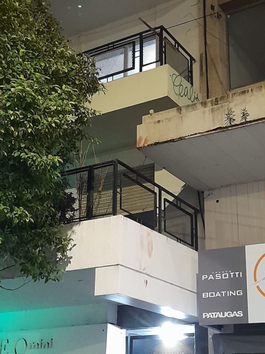 Confuso episodio en La Plata: una mujer cayó de un balcón en 8 y 49 y otra apareció toda cortada