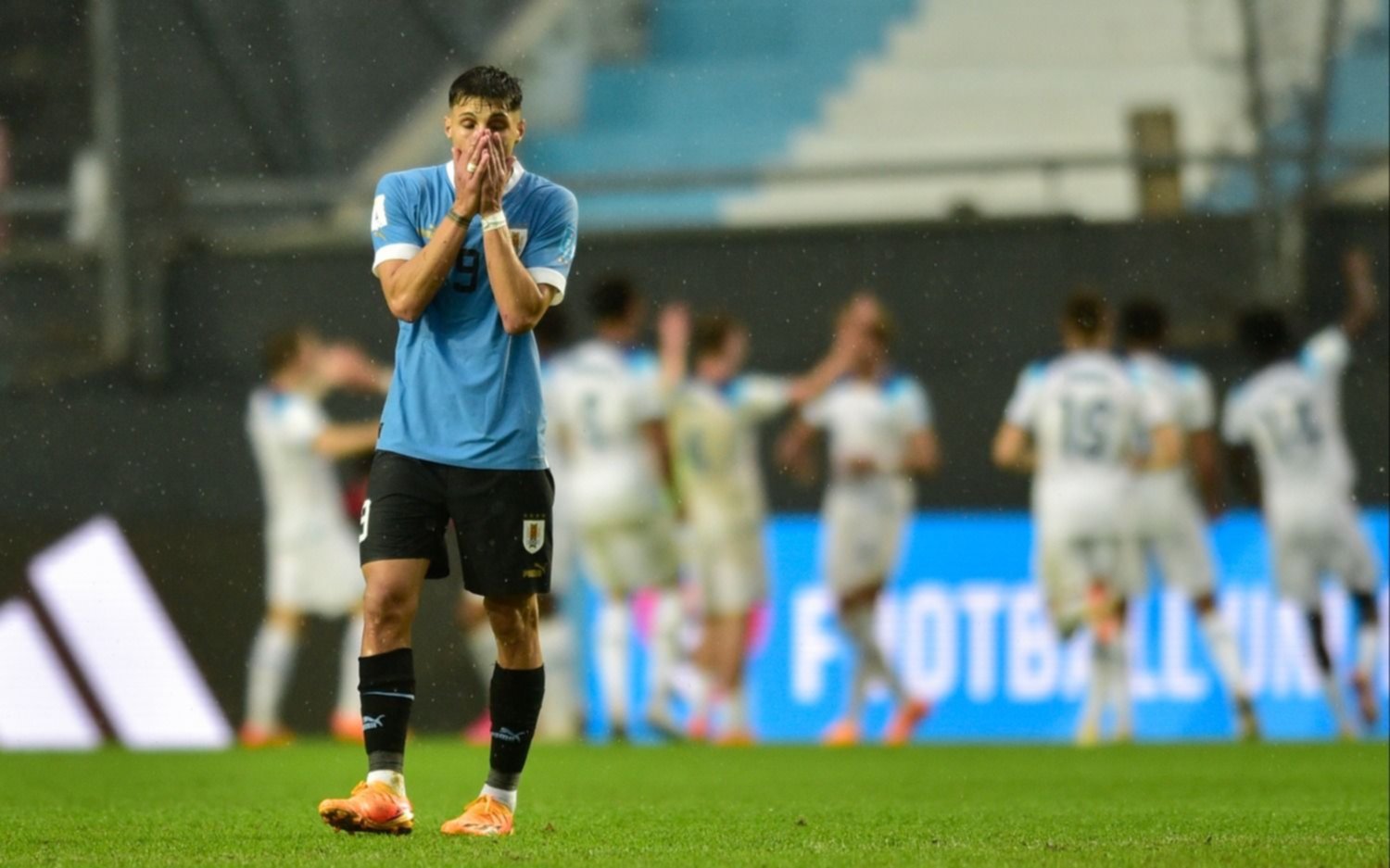 Inglaterra le ganó a Uruguay en La Plata y es líder del Grupo E
