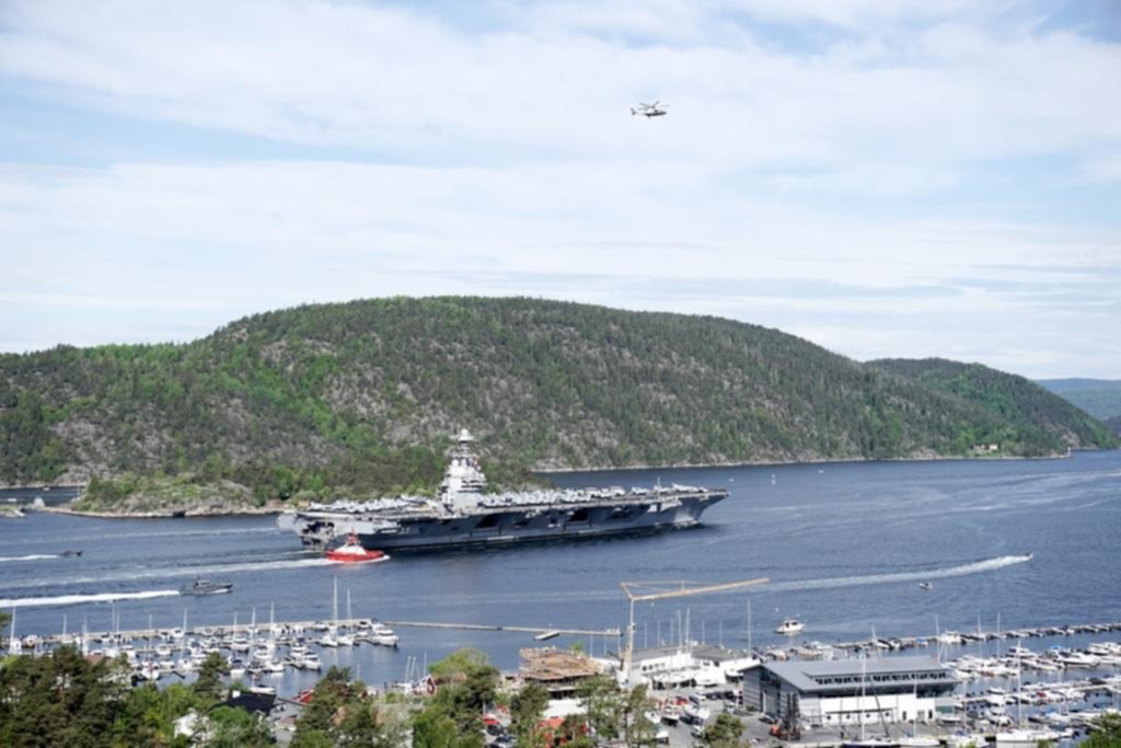 Llegó a Noruega el mayor portaaviones del mundo, de bandera estadounidense