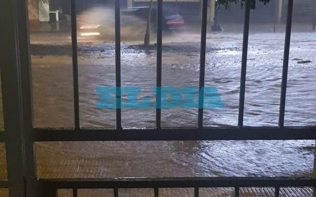 Diluvio en La Plata y calles que parecen ríos: se activó el alerta naranja por tormentas