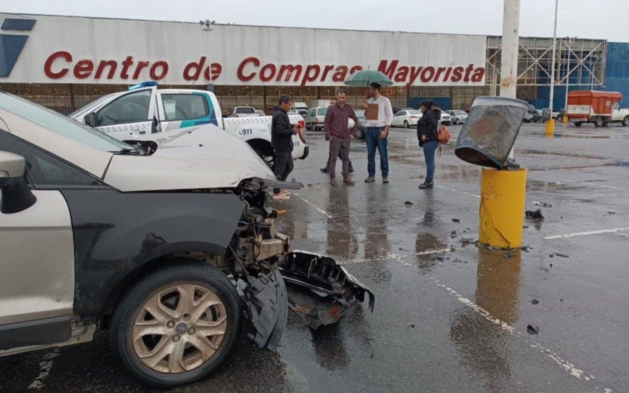 Insólito: chocó en estacionamiento de Nini y abandonó la camioneta