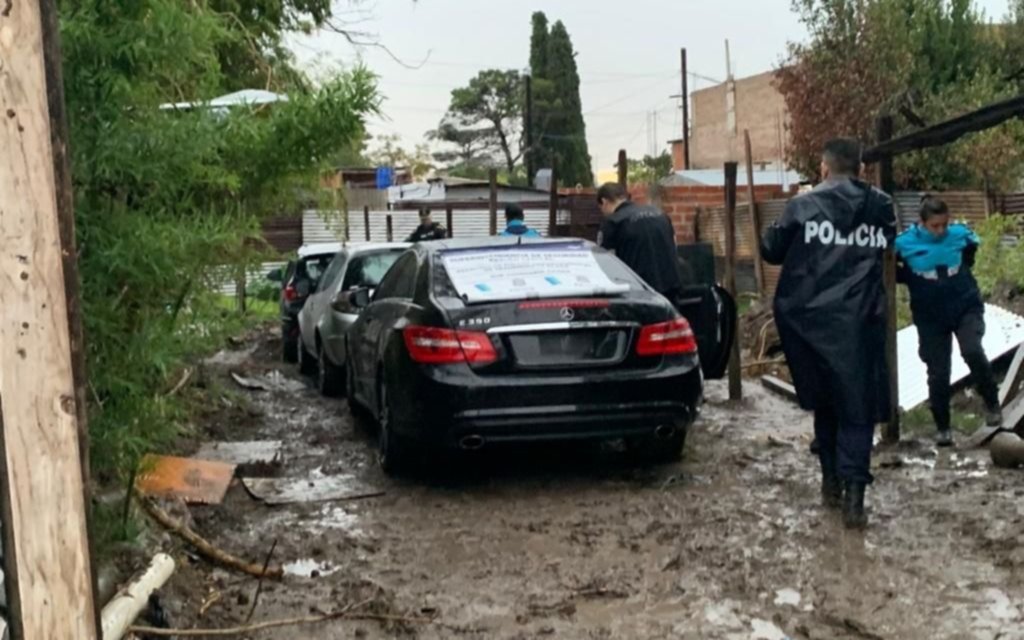 VIDEO. Cayeron por una entradera violenta en La Plata: secuestran un Mercedes, otros autos robados y armas
