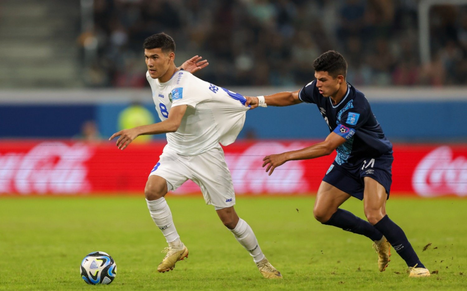 Uzbekistán le ganó 2 a 0 a Guatemala y clasificó a los octavos de final