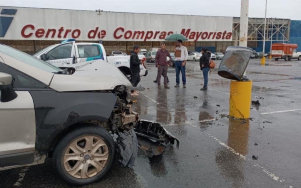 Se incrustó contra una columna, bajó de la camioneta y escapó a pie