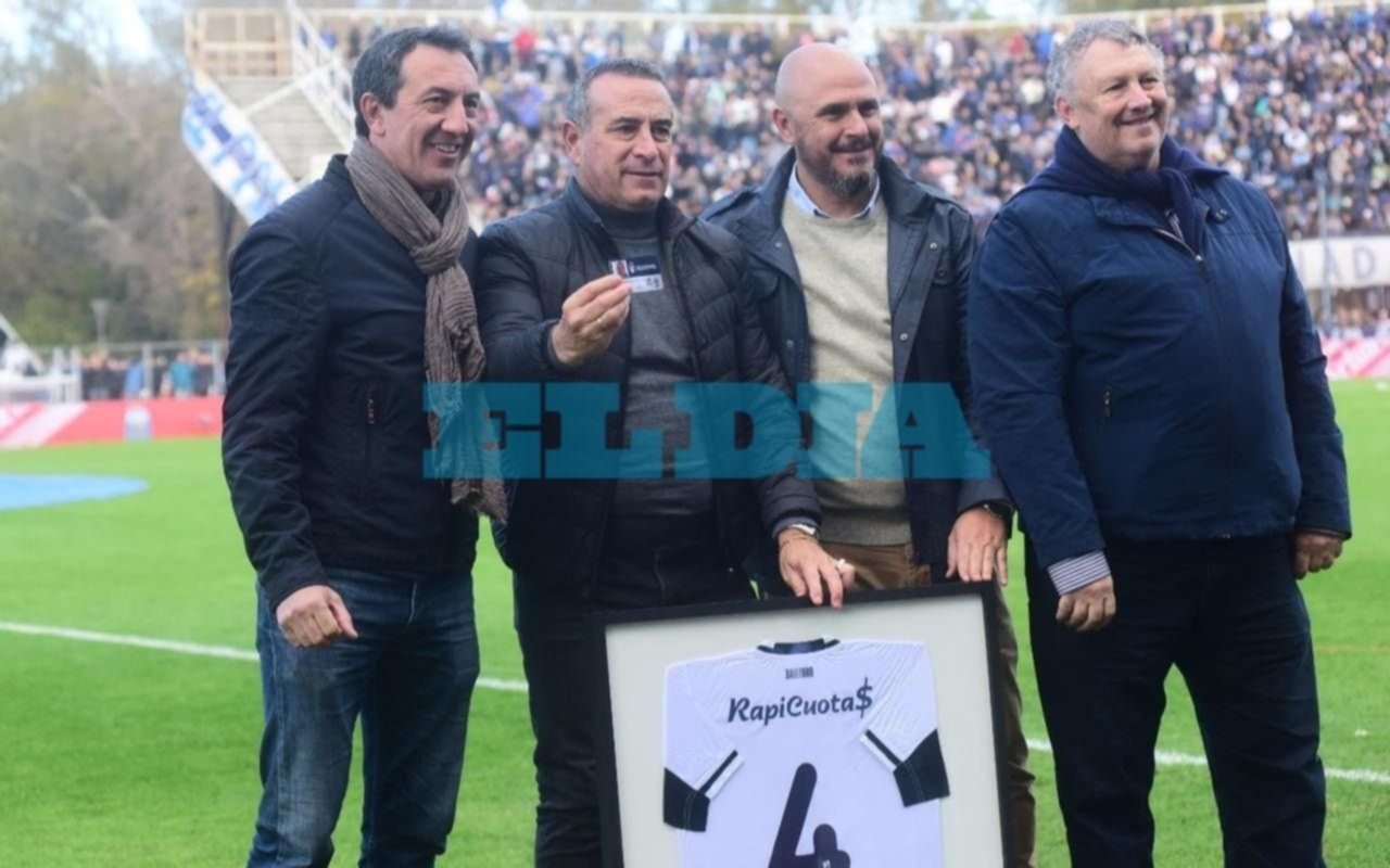 Gimnasia homenajeó a Guillermo "Topo" Sanguinetti en la previa del encuentro ante Sarmiento