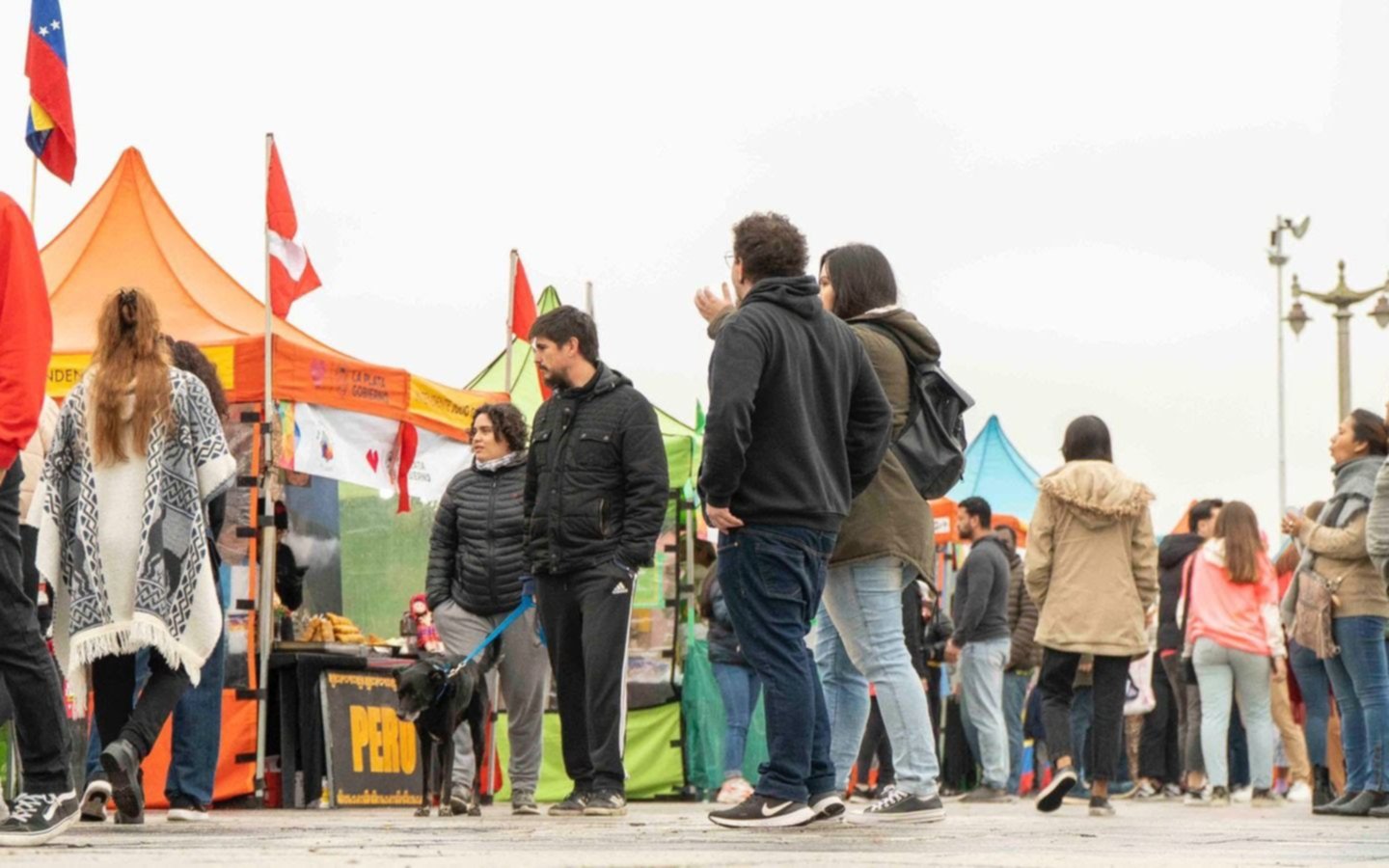 Este domingo, se viene otro fan fest en Plaza Moreno con música, comidas típicas y pantalla gigante