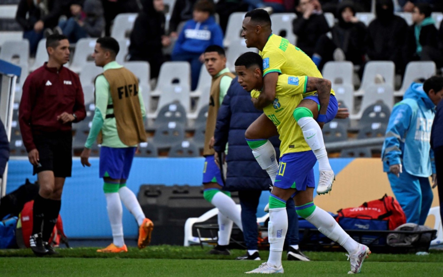 Brasil le ganó 2 a 0 a Nigeria y clasificó primero en el Grupo D en La Plata