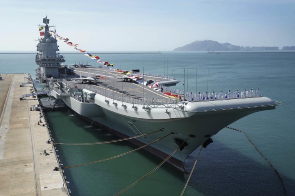 China presiona a Taiwán con un portaaviones