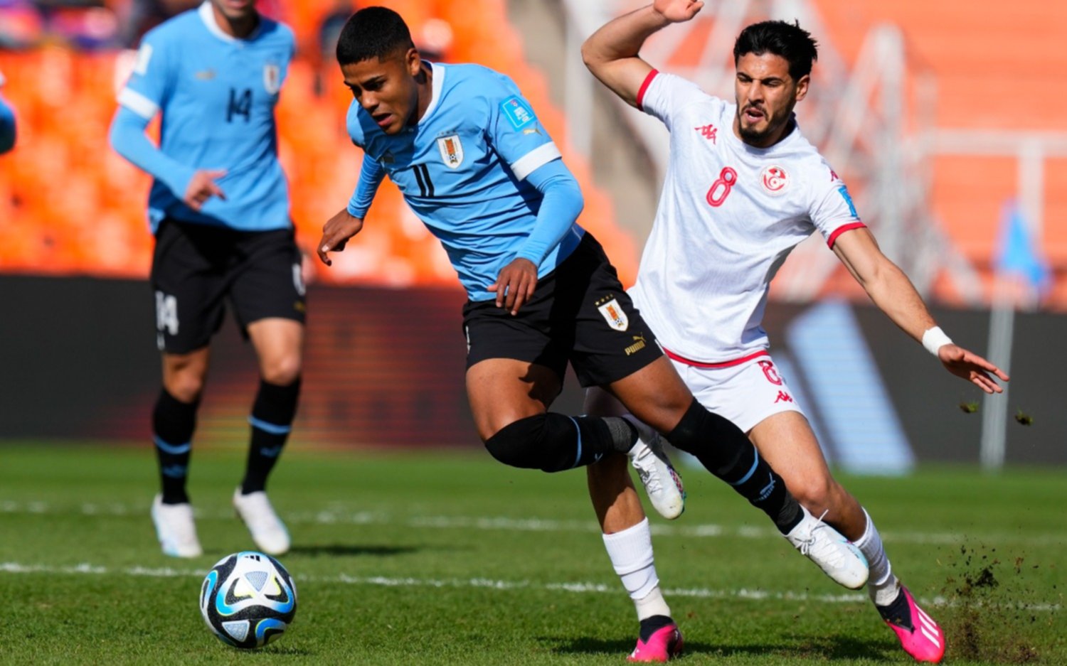 Uruguay le ganó agónicamente Túnez y espera rival en los octavos de final 