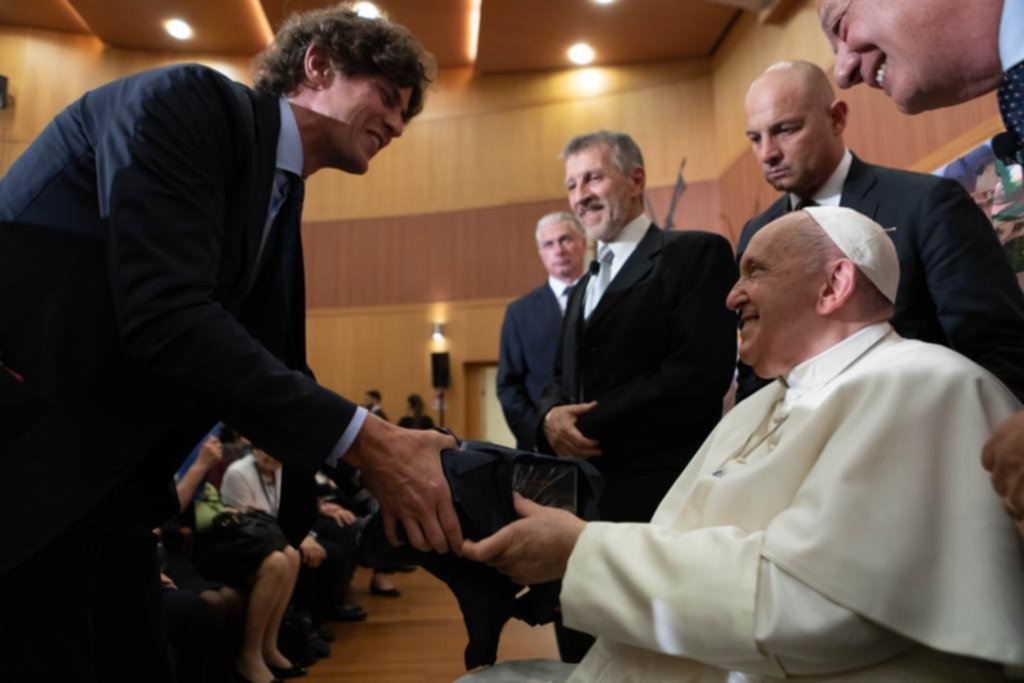 Lousteau terminó su visita a Italia con una foto con el Papa