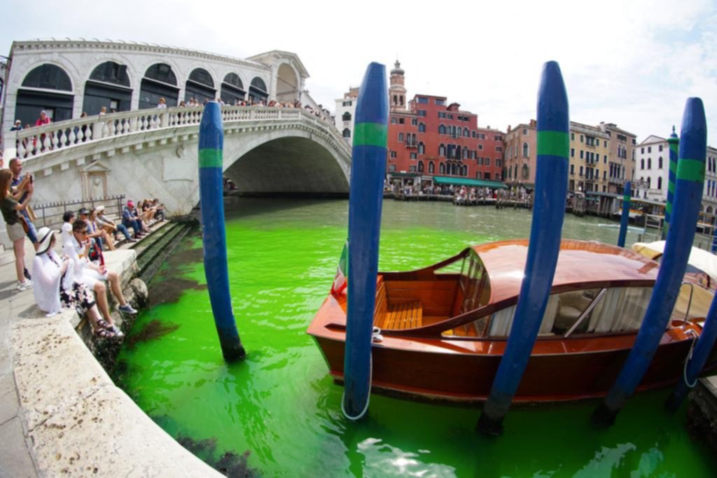 Las aguas del canal de Venecia se tiñen de un misterioso verde fluorescente