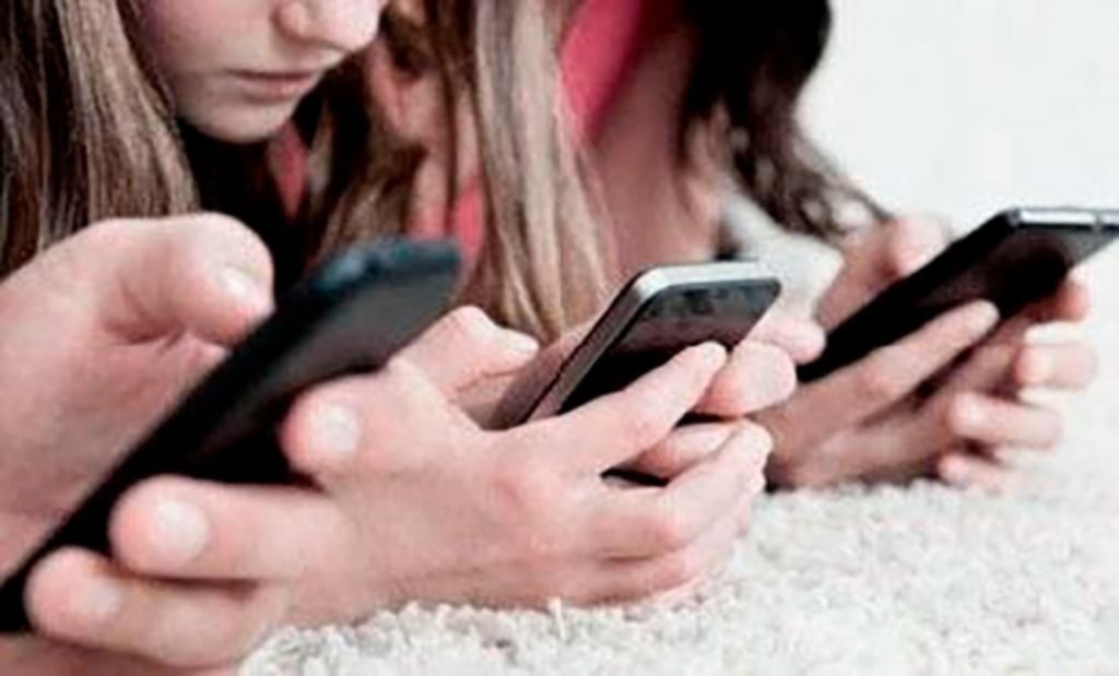 Pediatras y psicólogos aconsejan limitar las redes sociales a jóvenes