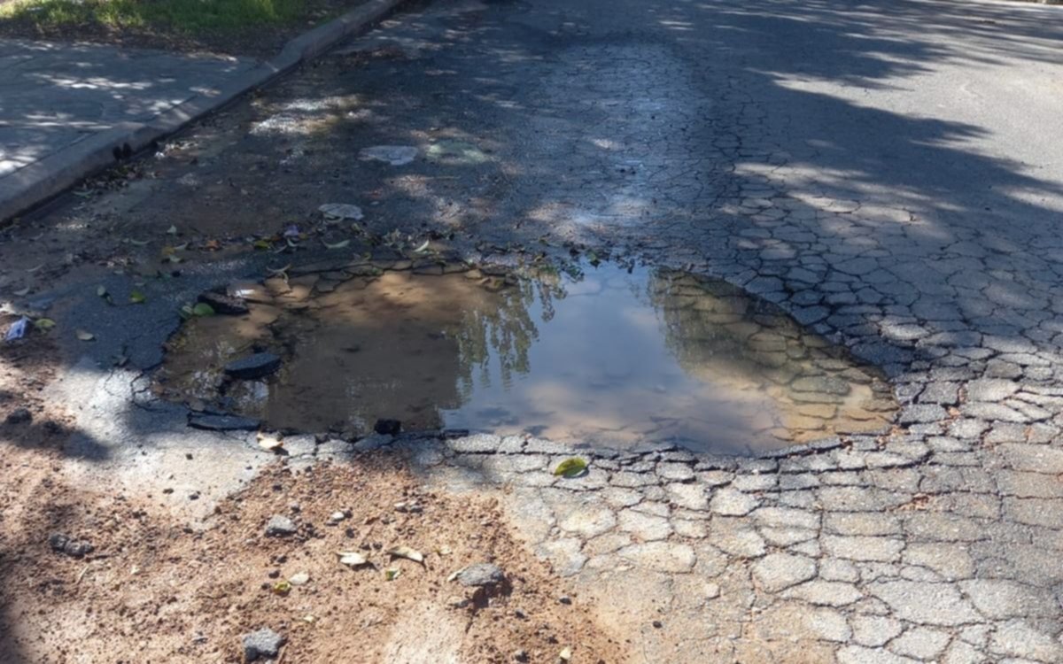 Un gran bache y pérdida de agua en plena calle preocupa a los vecinos de un barrio de La Plata