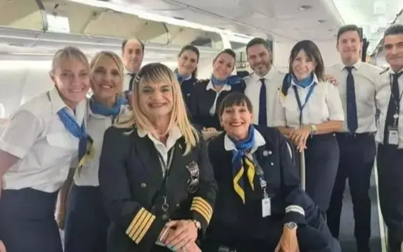 Comandó un vuelo de Aerolíneas y se convirtió en la primera piloto trans de la aviación argentina