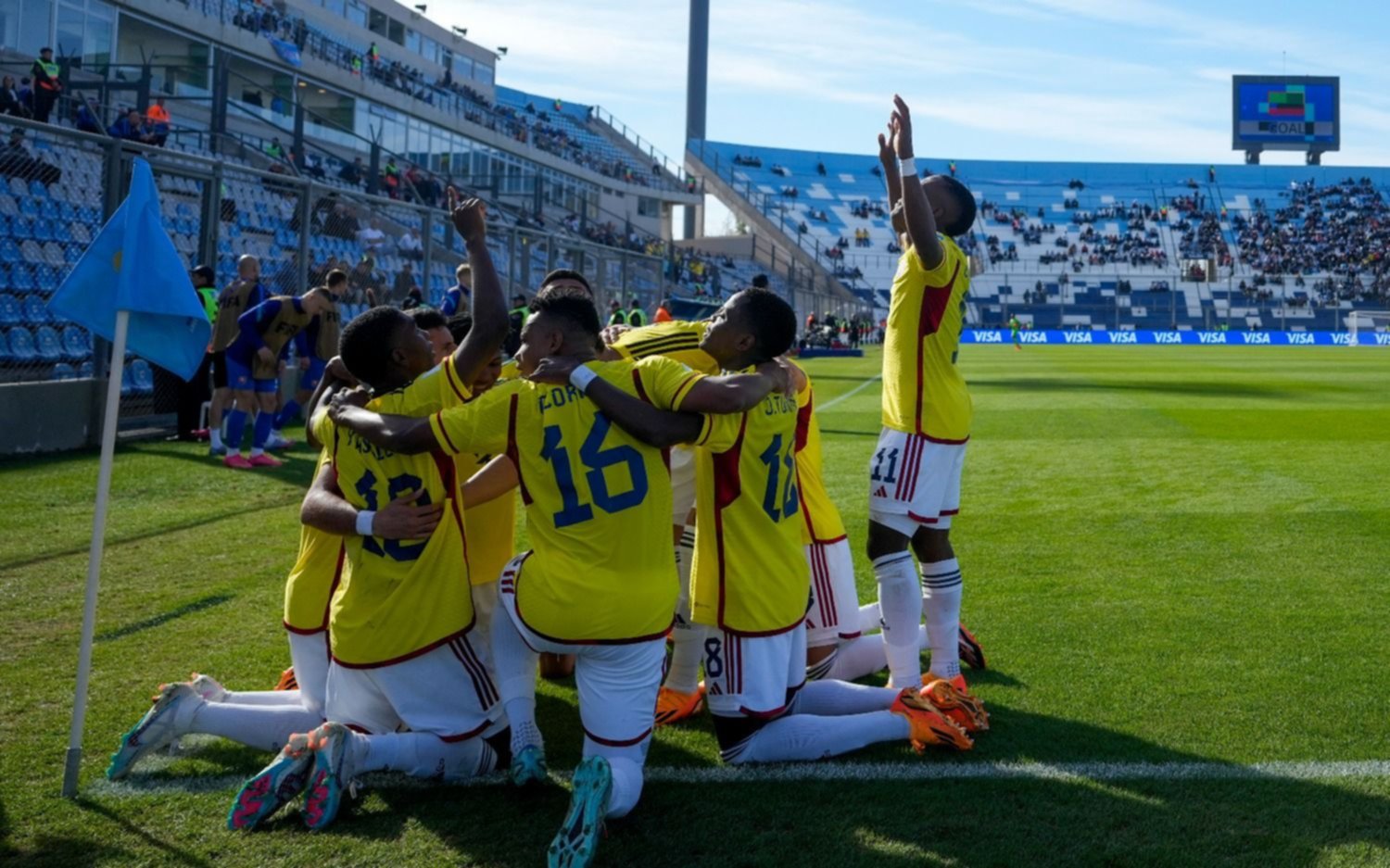 Colombia goleó a Eslovaquia con doblete del hijo de Ángel y avanzó a cuartos