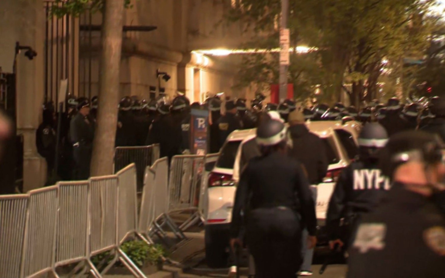 Tenso desalojo de la policía de Nueva York a los manifestantes propalestinos que ocuparon la Universidad de Columbia