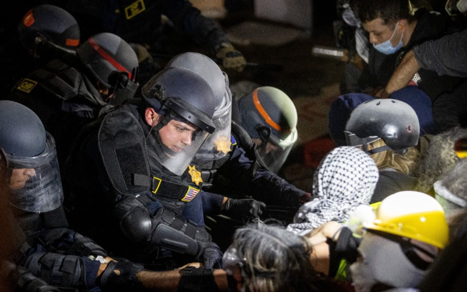 Los Angeles: la policía avanzó sobre los estudiantes que acampaban a favor de Palestina