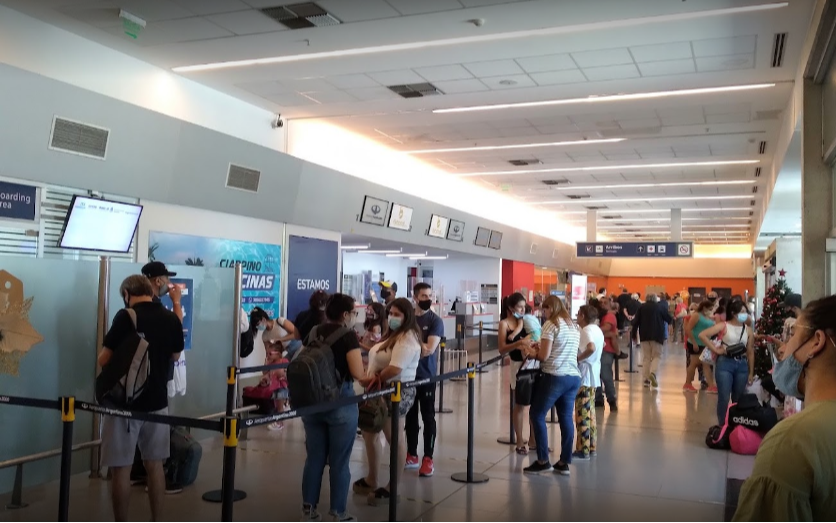 Por la final estudiantes vs Vélez, el aeropuerto de Santiago colapsado