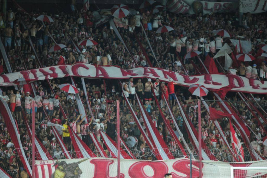 Estudiantes vs Vélez.- Los hinchas de Estudiantes arrasaron con todas las populares y plateas