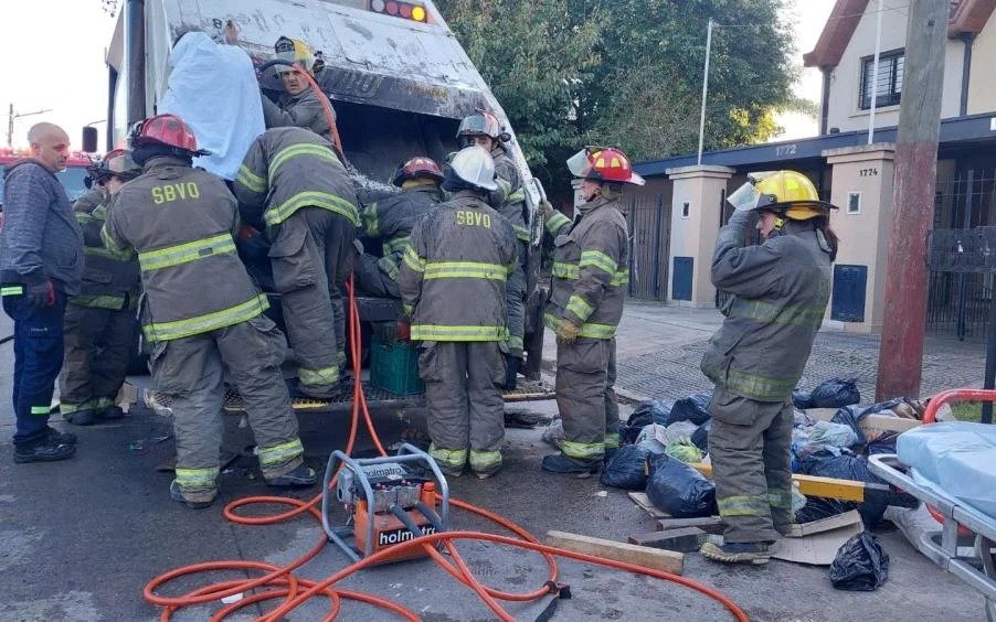 Bomberos rescataron trabajador que quedó atrapado en camión recolector