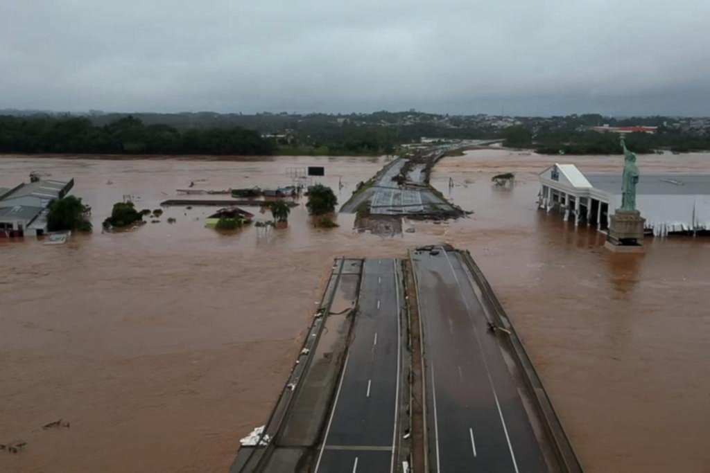 El agua hace estragos y el desastre climático en Brasil ya es enorme