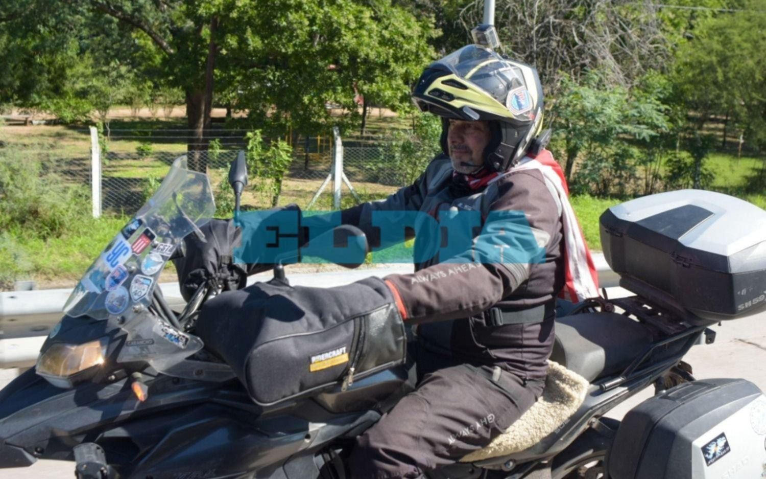 El hincha que sigue en moto a Estudiantes desde San Martín de Los Andes: fue a Córdoba y ahora a Santiago del Estero