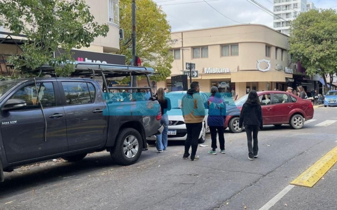 Choque en pleno centro comercial de La Plata: cuatro vehículos involucrados en 12 y 59