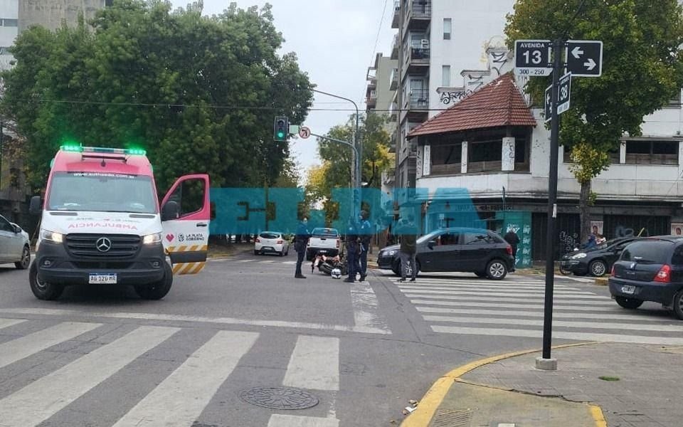 Dos heridos tras un choque entre una moto y un auto en La Plata