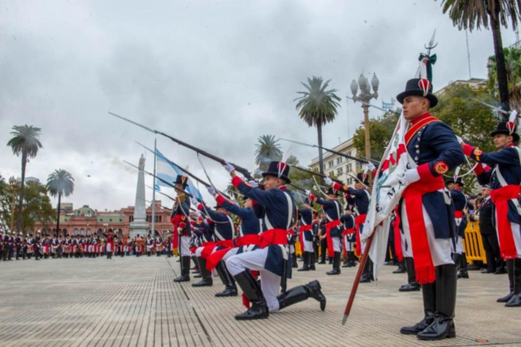 Un inédito cambio de guardia en Plaza de Mayo