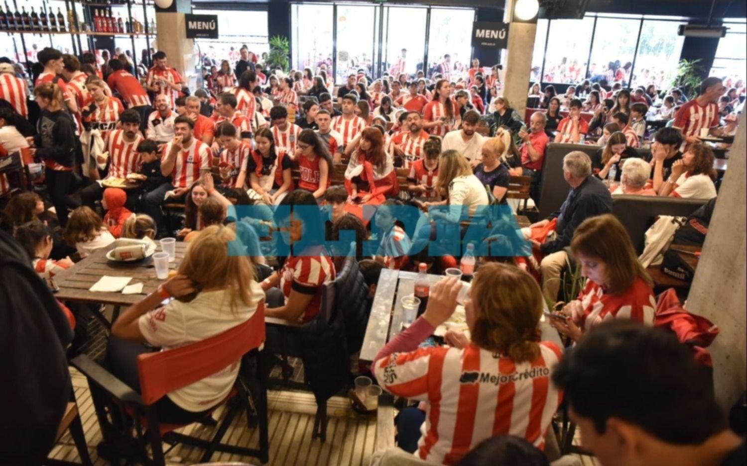 Fotos y videos.- Sufrimiento y desahogo final: así se vivió la final en bares y restaurantes de La Plata la final