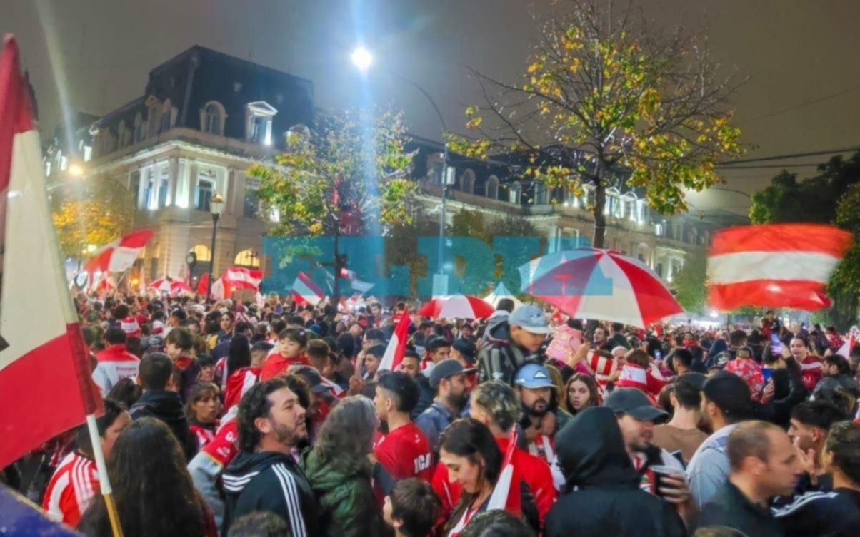 Festejos en La Plata: los miles de hinchas de Estudiantes celebran en 7 y 50 y en las calles de la Ciudad