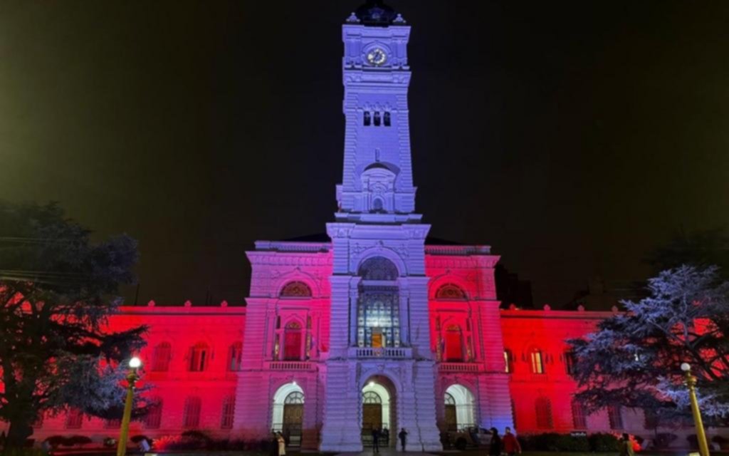 El Palacio Municipal se “vistió” de rojo y blanco en homenaje al Pincha