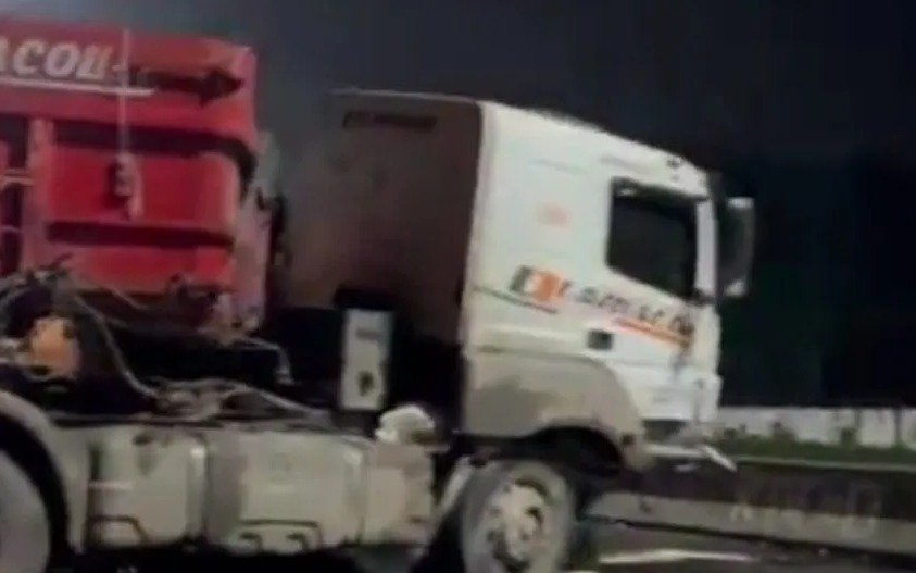 Camión chocó  en la autopista a la altura Quilmes