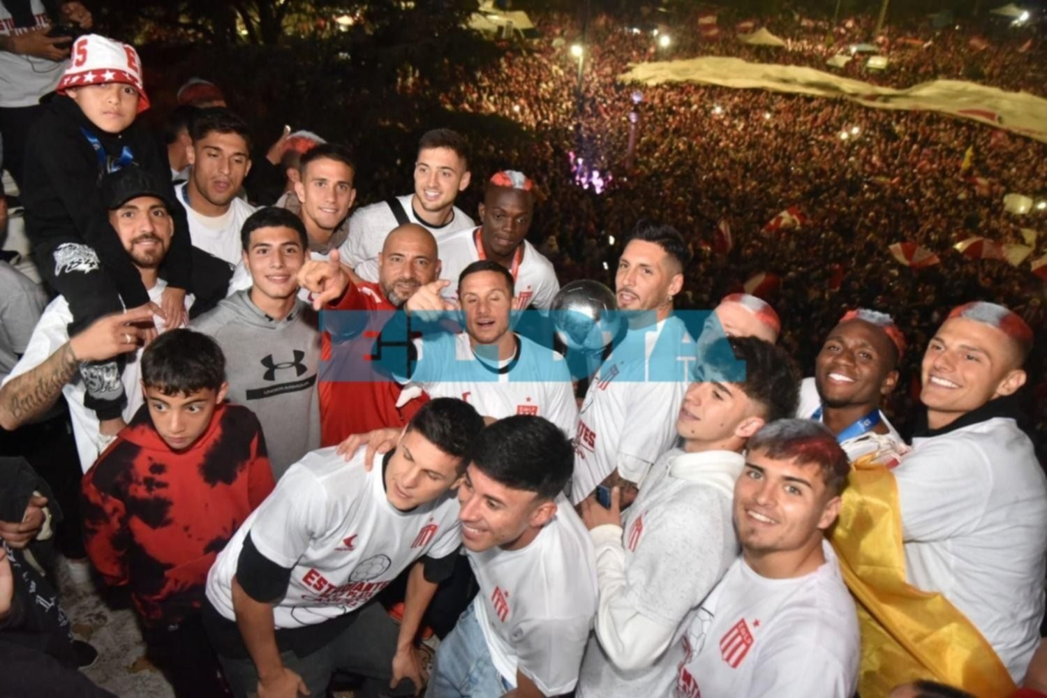 VIDEO.- El festejo de los campeones: miles de hinchas celebraron el nuevo título en Plaza Moreno