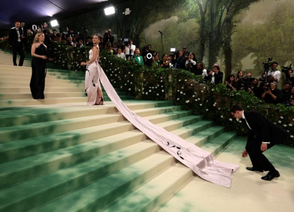 “Bellas durmientes”: lujo botánico en la Met Gala