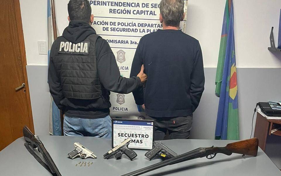 Amenazó de muerte a su hermano y le encontraron un arsenal en La Plata