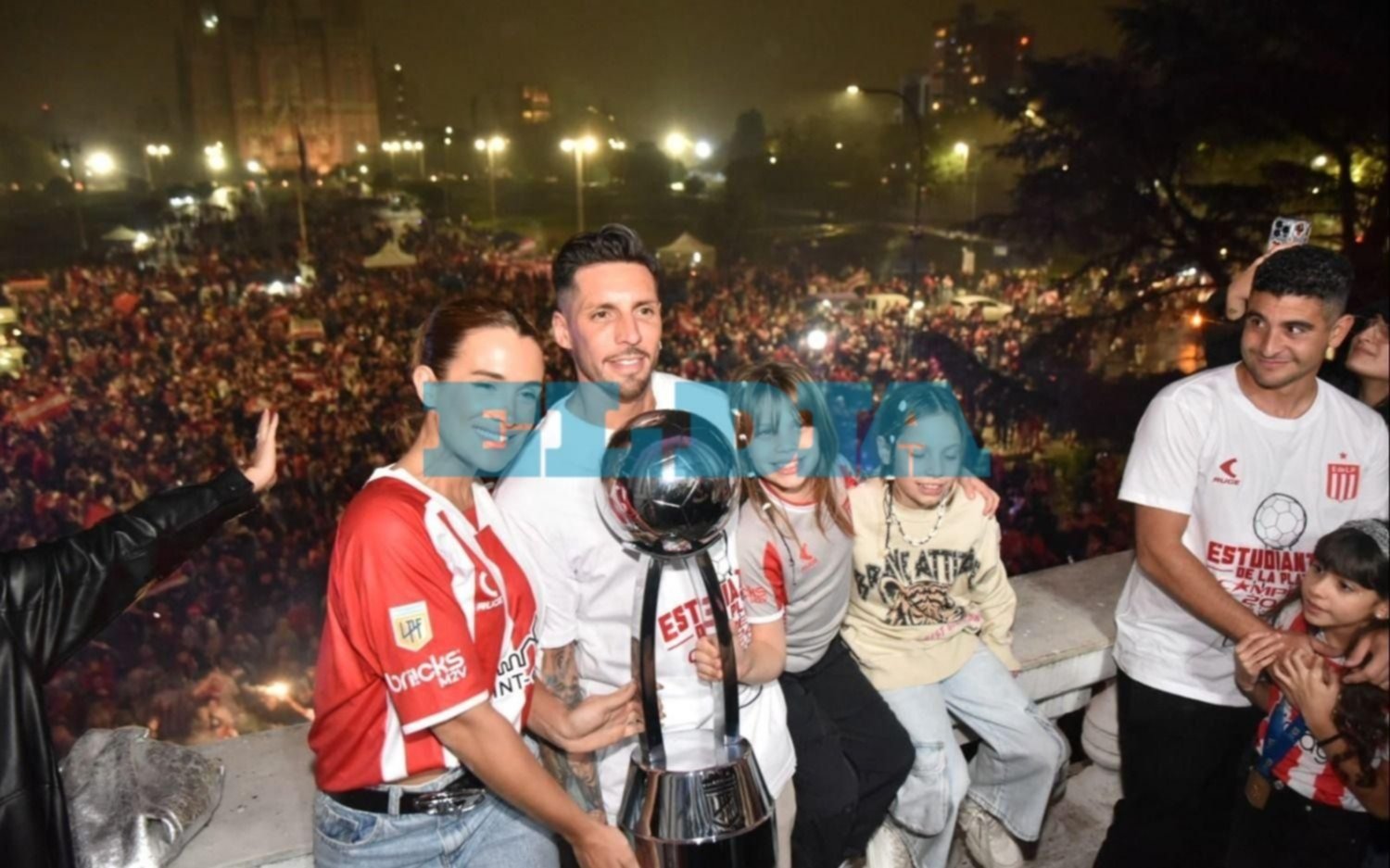 Cami Homs, José Sosa y la foto familiar en la Municipalidad de La Plata con la Copa de la Liga