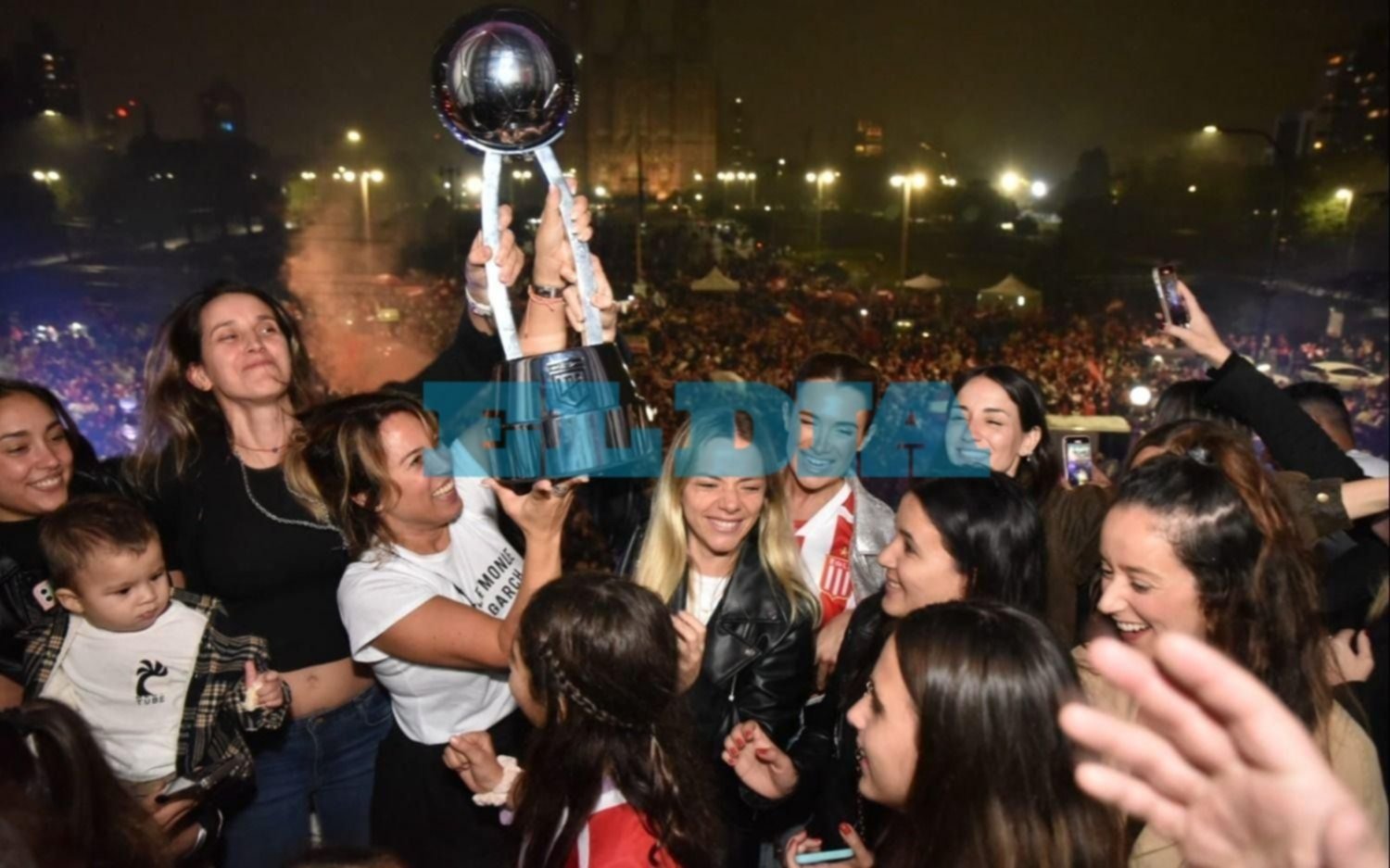 Las mujeres de los campeones fueron parte de los festejos en el Palacio Municipal