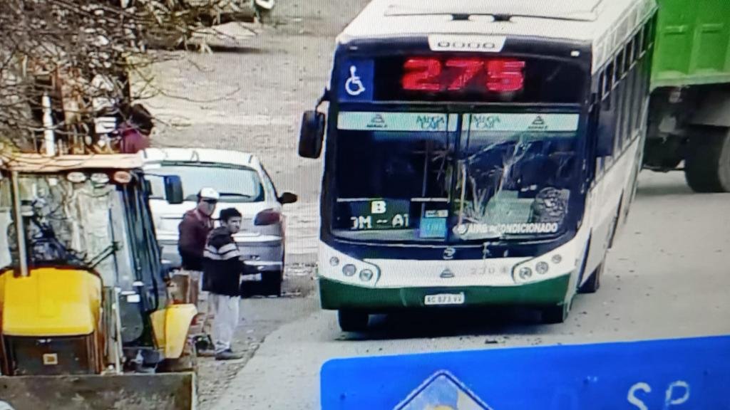 Un 275 chocó una máquina vial y hubo cuatro heridos