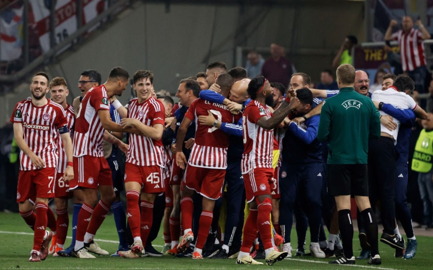 Olympiakos dejó en el camino al Aston Villa y jugará la final