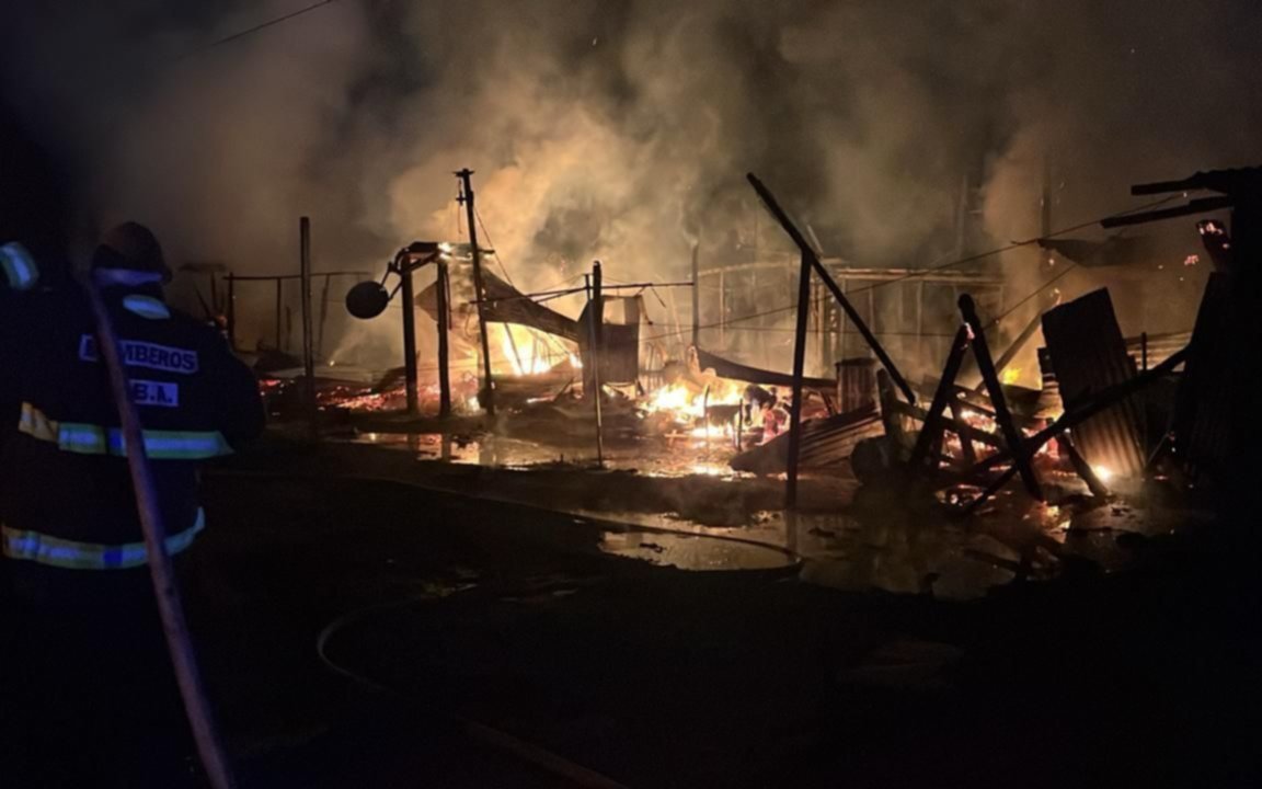 Al borde de la tragedia: ardieron tres casillas en La Plata