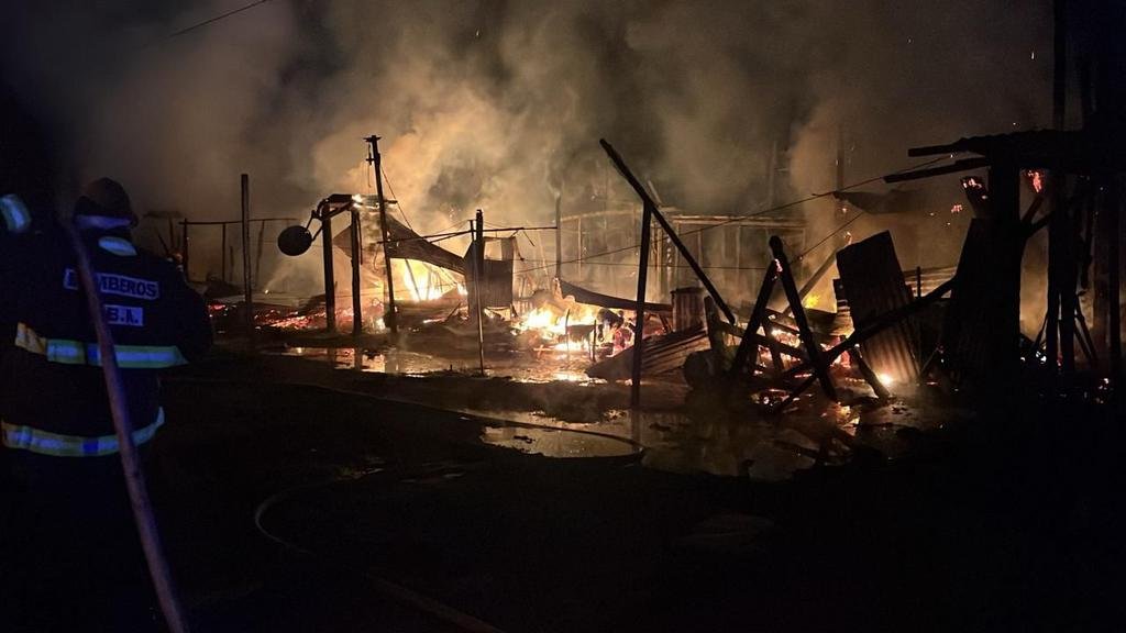 Voraz incendio consumió tres casillas en La Plata