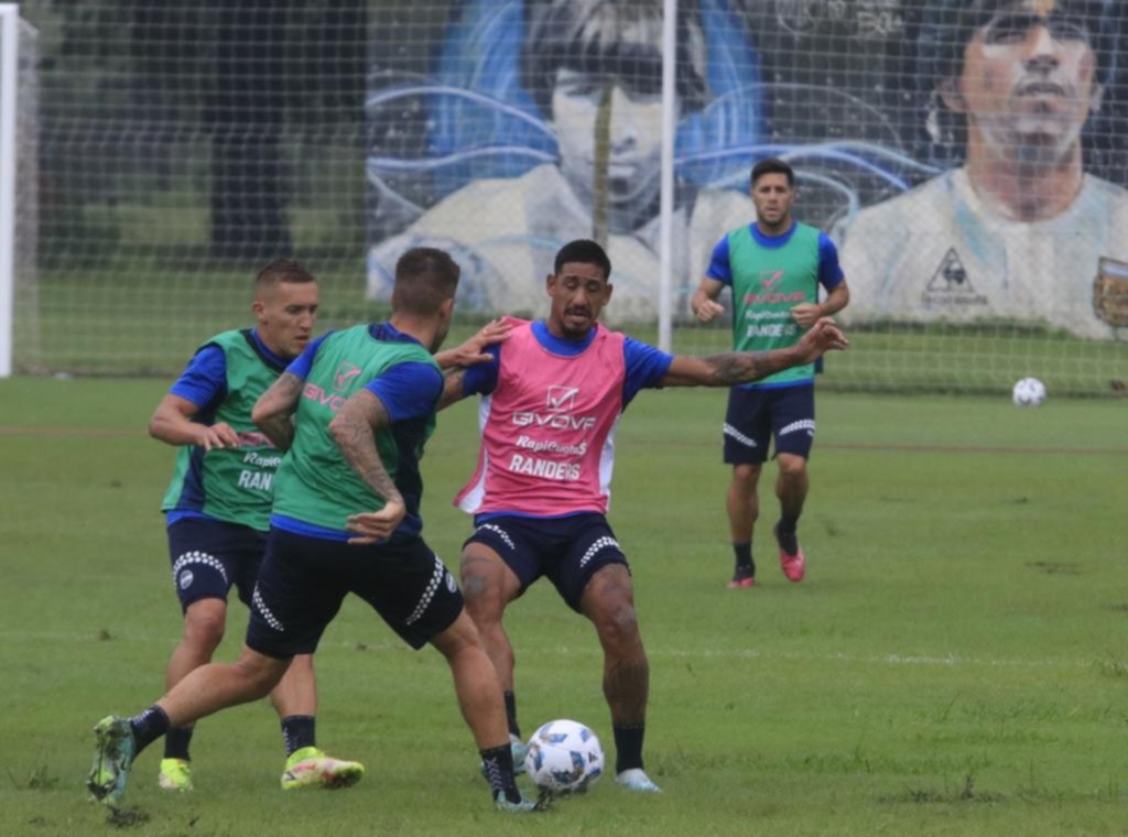 Una nueva práctica de fútbol definirá los once del debut