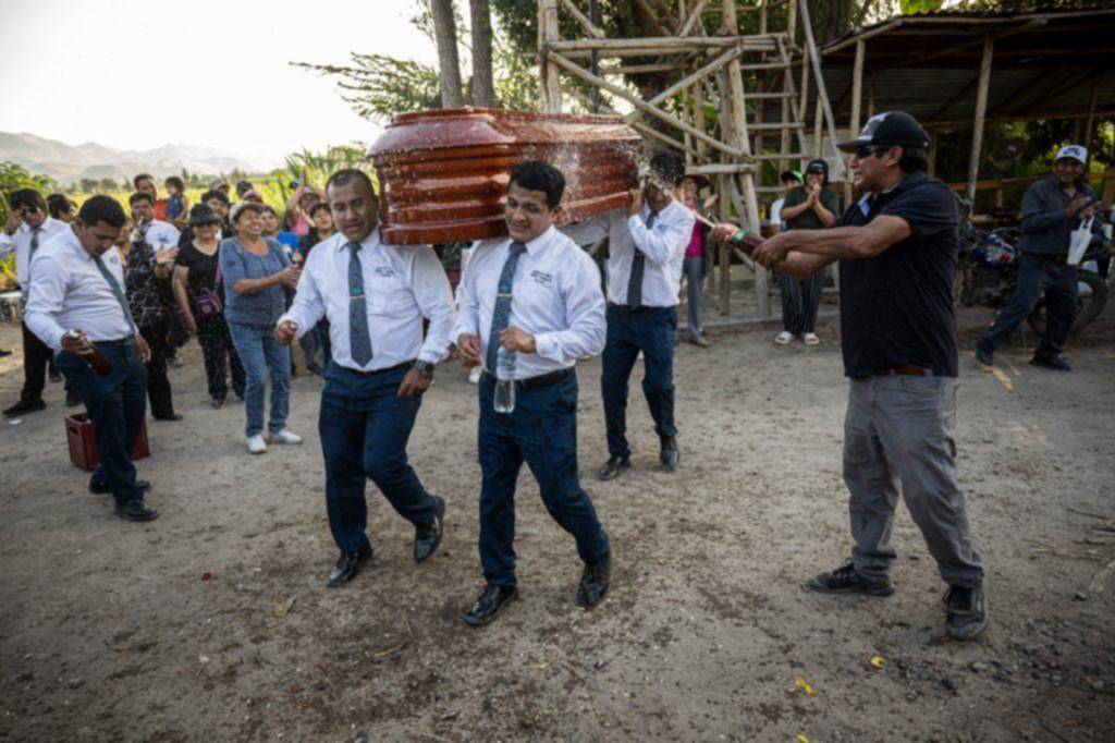 “Bailarines de la muerte” Cargan los féretros y desafían al dolor en Perú