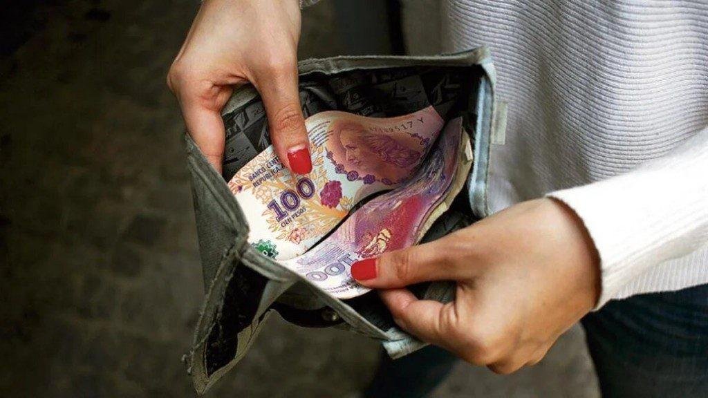 Por la inflación y la recesión, el poder adquisitivo se desliza por el tobogán