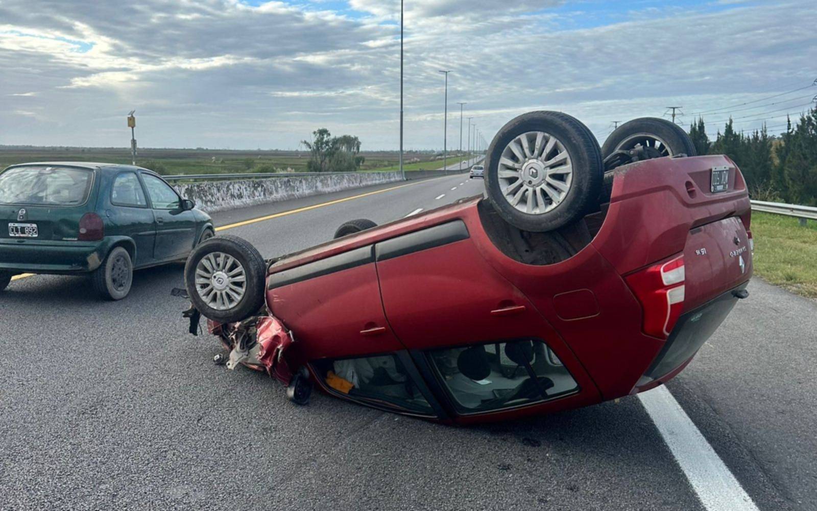 Impactante vuelco y choque en la Autopista Buenos Aires - La Plata