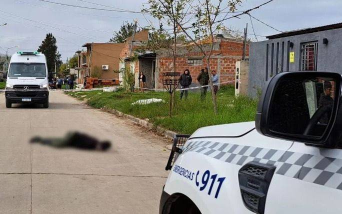 Misterio por la muerte de un hombre en Ensenada: lo encontraron tendido sobre la calle