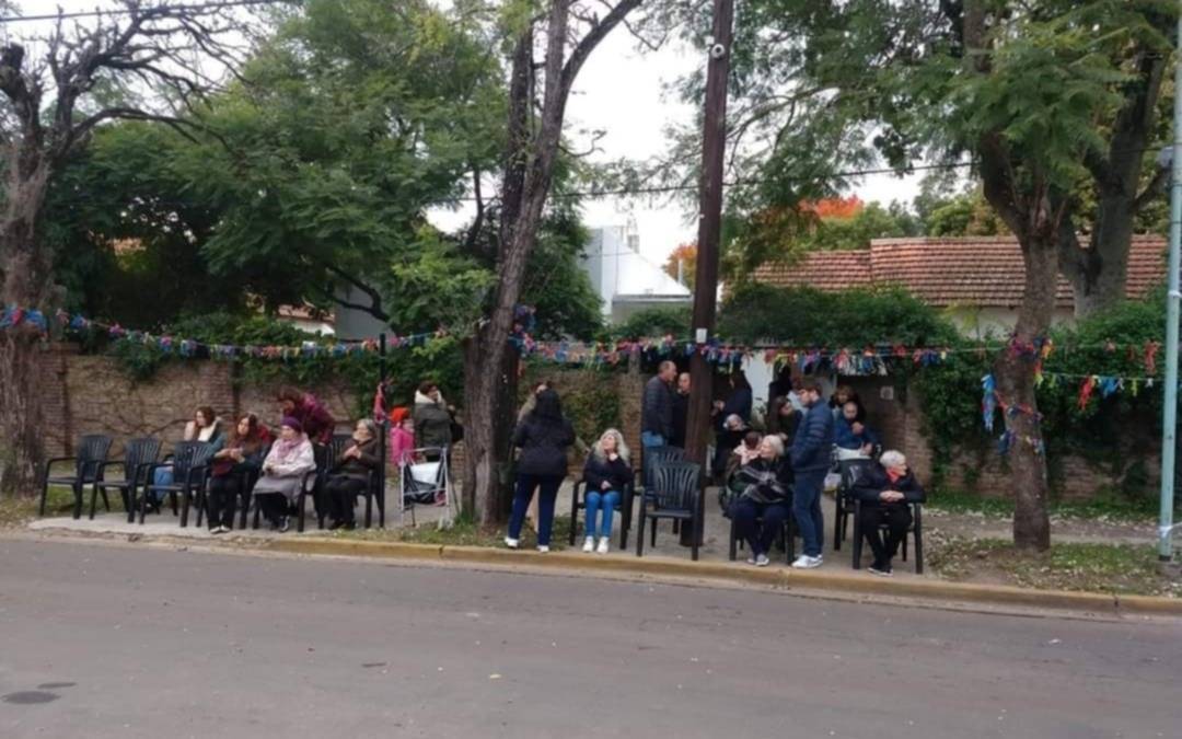 Solo en La Plata: un hogar de ancianos esperó en la vereda el desfile en City Bell y le cambiaron el recorrido