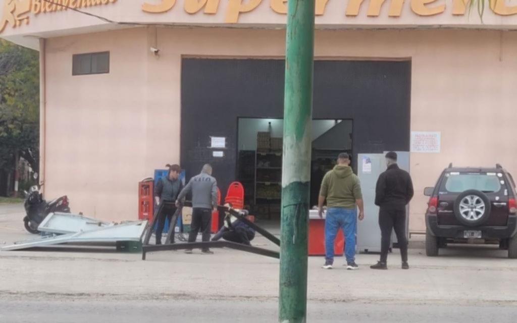 “El delito, a toda marcha” en La Plata: que se sabe del auto que embistió un súper para saquearlo