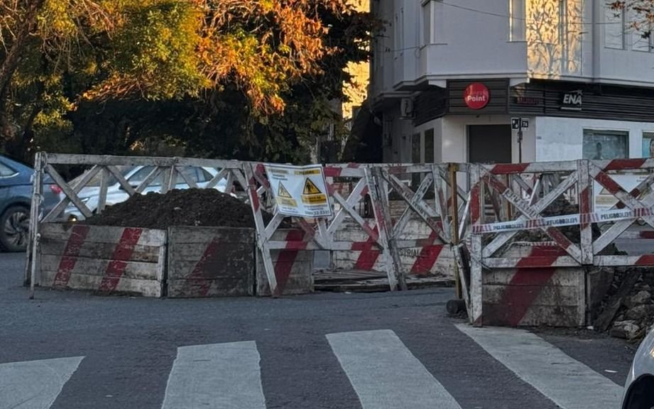 Vallas y cintas de peligro, en pleno diagonal 74: vecinos, indignados por una obra no terminada, exigen soluciones